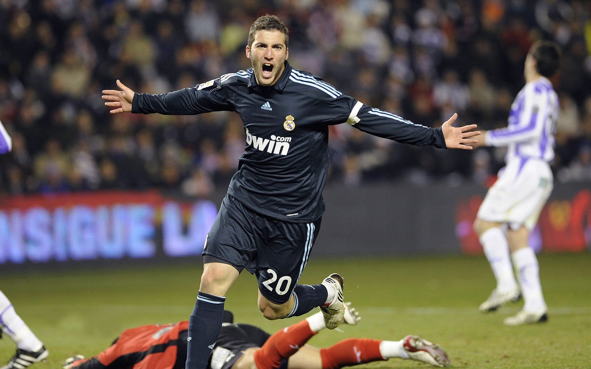 开云·体育官网APP下载-拜仁压迫落点精准，断球即反击，拜仁控球